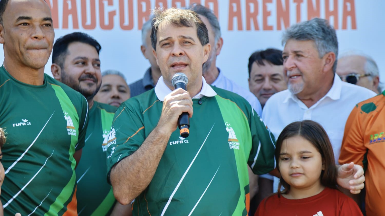 grupo de pessoas posa para a foto